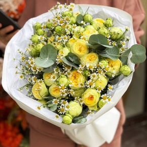 Букет "Иветта" из лимонных пионовидных кустовых роз и ромашек в Павловском Посаде