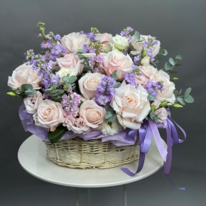 Композиция в корзине из французских роз и ароматных маттиол в Павловском Посаде