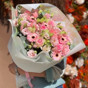 Букет "Мадрид" из гербер, эустом, роз и диантусов в Павловском Посаде