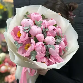 Букет из 15 лососевых пионов с эвкалиптом в Павловском Посаде
