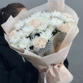 Букет из хризантем и диантусов пудра в Павловском Посаде