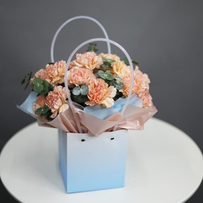Стильная композиция в сумочке из диантусов и эвкалипта в Павловском Посаде