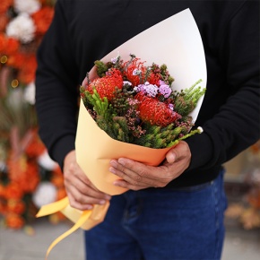 Букет "Капс" из лейко и экзотики в Павловском Посаде