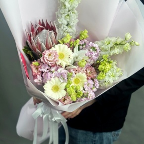 Букет "Минор" из протеи, ароматных маттиол, эустом, гербер и дельфиниума в Павловском Посаде