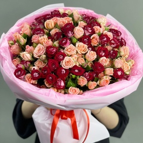 Букет "Рубиновый гранит" из 35 кустовых роз микс (50 см) в Павловском Посаде