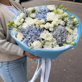 Букет "Голубые облака" из хризантемы, диантусов, Голландской гортензии, дельфиниума и эустомы в Павловском Посаде