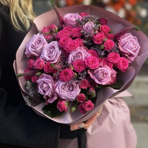 Букет "Малиновый вечер" из кустовых малиновых роз, вероники, лимониума и роз Меритим в Павловском Посаде