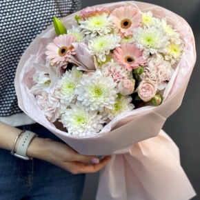 Букет "Дружба" из хризантемы, пионовидной лилии, гербер, диантусов и кустовых роз в Павловском Посаде