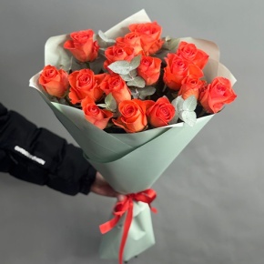 Букет из 15 морковных роз с эвкалиптом (50 см) в Павловском Посаде
