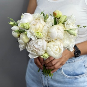Свадебный букет из эустом и пионов в Павловском Посаде