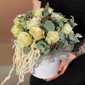 Композиция в шляпной коробке "Чудное мгновение" из 13 роз, эвкалипта, брунии и амарнтуса в Павловском Посаде