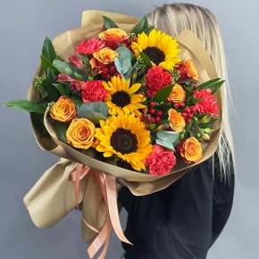 Букет "Ричи" из подсолнухов, альстромерий, гиперикума, роз, скиммии и диантусов в Павловском Посаде