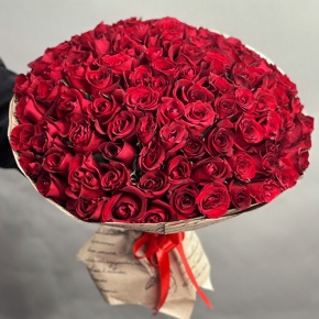 Букет 101 красная роза Кения в крафте (50 см) в Павловском Посаде