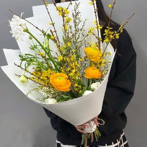 Весенний букет с желтыми ранункулюсами и цветущими ветками форзиции в Павловском Посаде