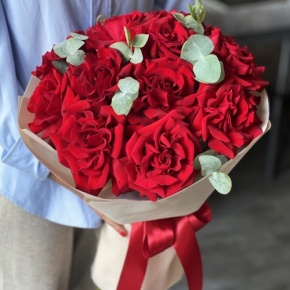 Букет "Красная пантера" из 13 роз Эквадор и эвкалипта в Павловском Посаде