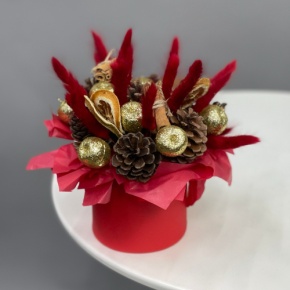 Композиция в шляпной коробке "Глинтвейн золото" из шишек, корицы и лагуруса в Павловском Посаде