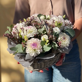 Композиция в корзине "Сюзи" из георгин, эустом и капса в Павловском Посаде
