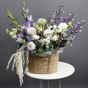 Композиция в сумке "Вдохновение" из дельфиниума, георгин, маттиол, гладиолусов и эустом  в Павловском Посаде