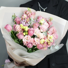 Букет "Крем сода" из роз, эустом и хамелациума в Павловском Посаде