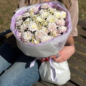 Букет "Нежный взгляд" из кустовых хризантем и ромашек в Павловском Посаде