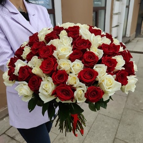 Букет из 101 красной и белой розы (50 см) в Павловском Посаде