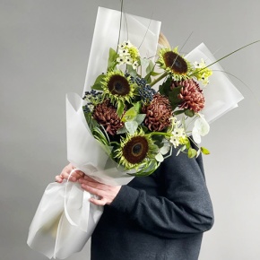 Букет "Джазз" из подсолнуха экзотик, орнитагалума, ягод вибирнума и хризантем Бигоуди в Павловском Посаде