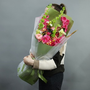 Букет "Карнавал" из гладиолусов, орнитогалума, альстромерий, пионовидных роз, вибирнума и молюцеллы в Павловском Посаде