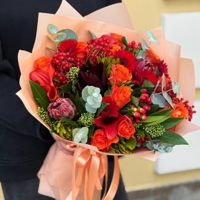 Букет "Красный закат" из калл, роз, калины, скиммии, гиперикума, сафари, гербер и капса в Павловском Посаде