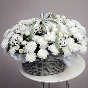 Композиция в корзине "Снежная лавина" из хризантем в Павловском Посаде