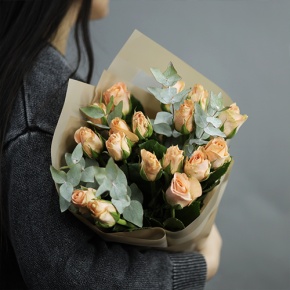 Букет "Абрикос" из 17 роз кения с эвкалиптом (40 см) в Павловском Посаде