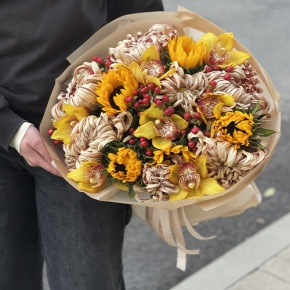 Букет "Биркин" из подсолнухов, орхидей, гиперикума, хризантем Виена в Павловском Посаде