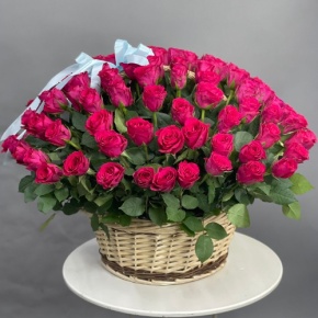 Композиция в корзине из 151 малиновой розы в Павловском Посаде