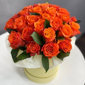 Композиция в шляпной коробке из 25 роз огненных роз в Павловском Посаде