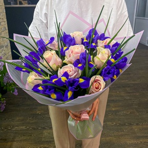 Букет из кремовых роз и ирисов в Павловском Посаде