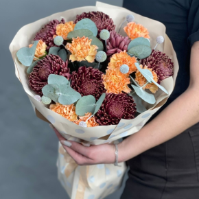 Букет "Персиковый раф" из хризантем Бигоуди, краспедии и диантусов в Павловском Посаде