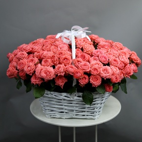 Композиция в корзине из 51 коралловой кустовой розы в Павловском Посаде