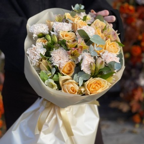 Букет "Пломбирный" из роз Аваланж, диантусов, альстромерий и эвкалипта в Павловском Посаде