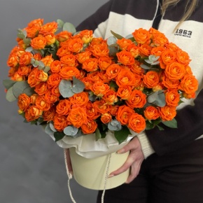 Композиция в шляпной коробке "Закат" из кустовых роз и эвкалипта в Павловском Посаде