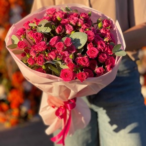 Букет из 15 кустовых малиновых роз и эвкалипта (40 см) в Павловском Посаде