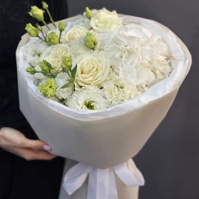 Букет "Нега" из Голландской гортензии, роз и эустом в Павловском Посаде