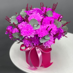 Композиция в шляпной коробке "Магия розового" из хризантем и лаванды в Павловском Посаде