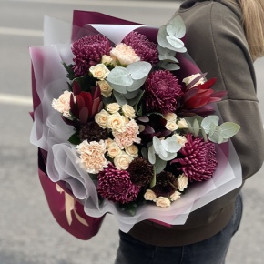 Букет "В каждом мгновении" из хризантем Бигоуди, кустовых роз, сафари, гербер Экзотик и диантусов в Павловском Посаде