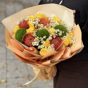 Букет "Зельда" из диантусов Lux, лимонных роз, лейко и ромашек в Павловском Посаде