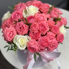 Композиция в шляпной коробке из белых и кустовых коралловых роз в Павловском Посаде