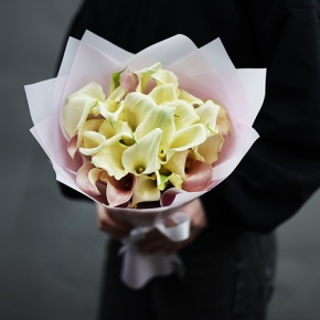 Букет из 25 калл нежный микс в Павловском Посаде