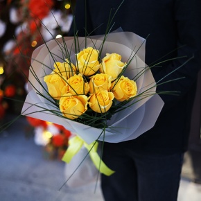 Букет "Еллоу" из 9 ярких роз с берграссом (70 см) в Павловском Посаде