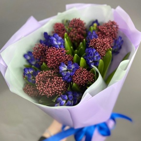 Букет "Твой яркий день" из гиацинтов и скиммии в Павловском Посаде