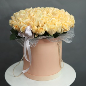 Композиция в шляпной коробке из 101 кремовой розы в Павловском Посаде