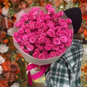 Букет из 35 малиновых кустовых пионовидных роз (60 см) в Павловском Посаде
