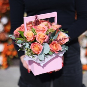 Композиция в ящике из роз Мисс Пигги и капса в Павловском Посаде